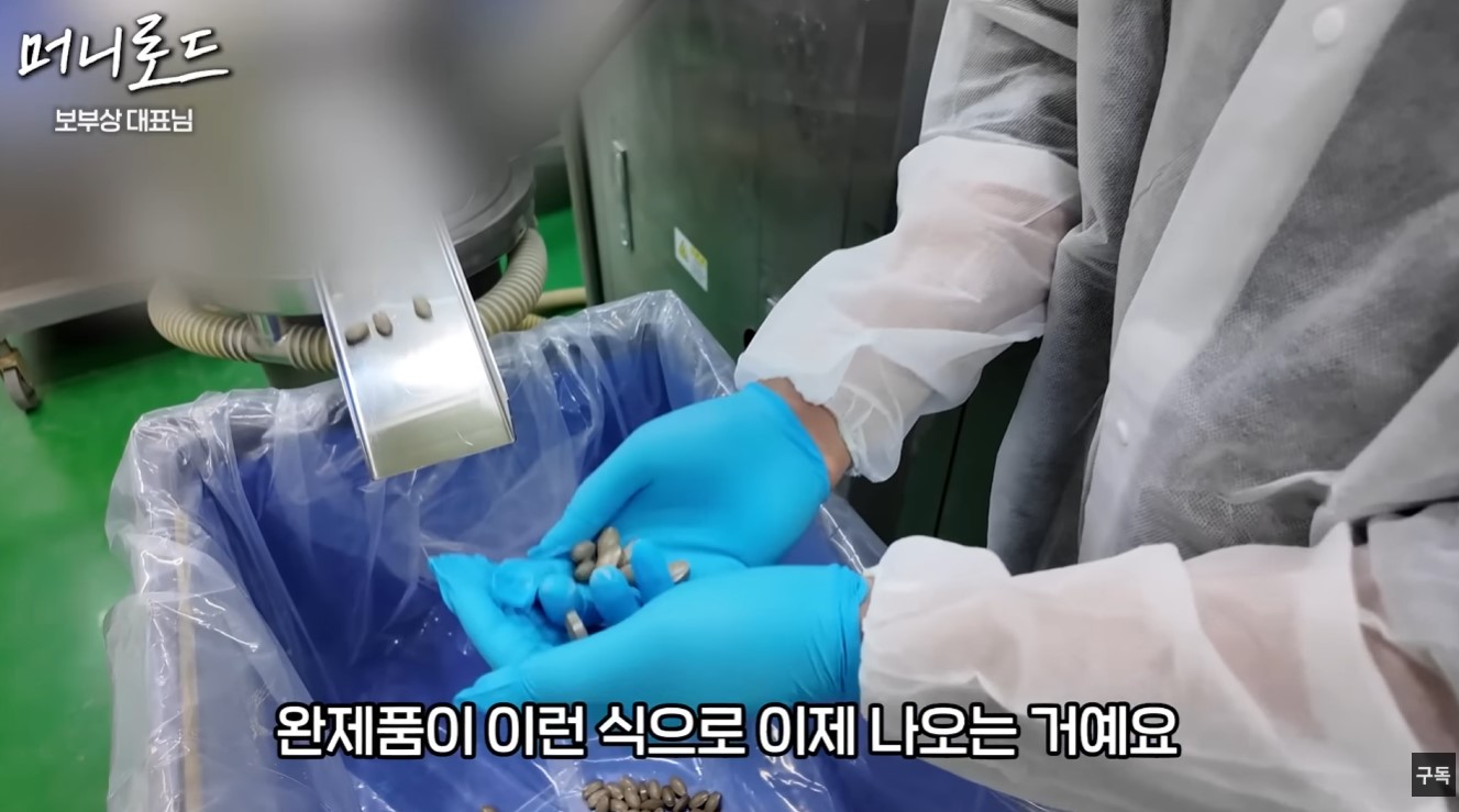 최소 주문 수량(MOQ) 100개라는 파격적인 조건으로, 해외구매대행 및 초보 건기식 부업 셀러들의 자사 브랜드 제조를 원스톱으로 돕는 거대한 공장 설비