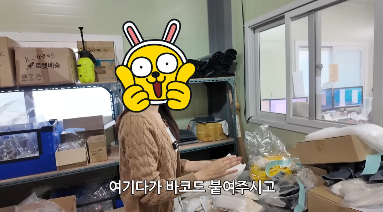 온라인 자동화 수익 창출을 위해 3PL 물류 창고에서 쿠팡 바코드를 부착하는 작업 과정
