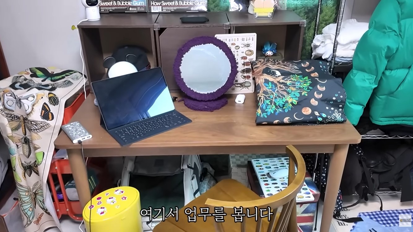 거창한 컴퓨터 장비나 전용 사무실 없이 거실 테이블에서 오직 갤럭시 탭 태블릿 한 대만으로 소싱과 발주 등 모든 쿠팡 셀러 업무를 여유롭게 처리하는 모습