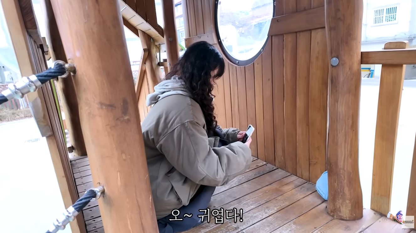 비싼 스튜디오를 대관하는 대신 야외의 빈티지한 나뭇결 바닥을 배경으로 데지캠 스마트폰 어플을 활용해 감성적이고 트렌디한 제품 사진을 직접 촬영하는 쿠팡 셀러