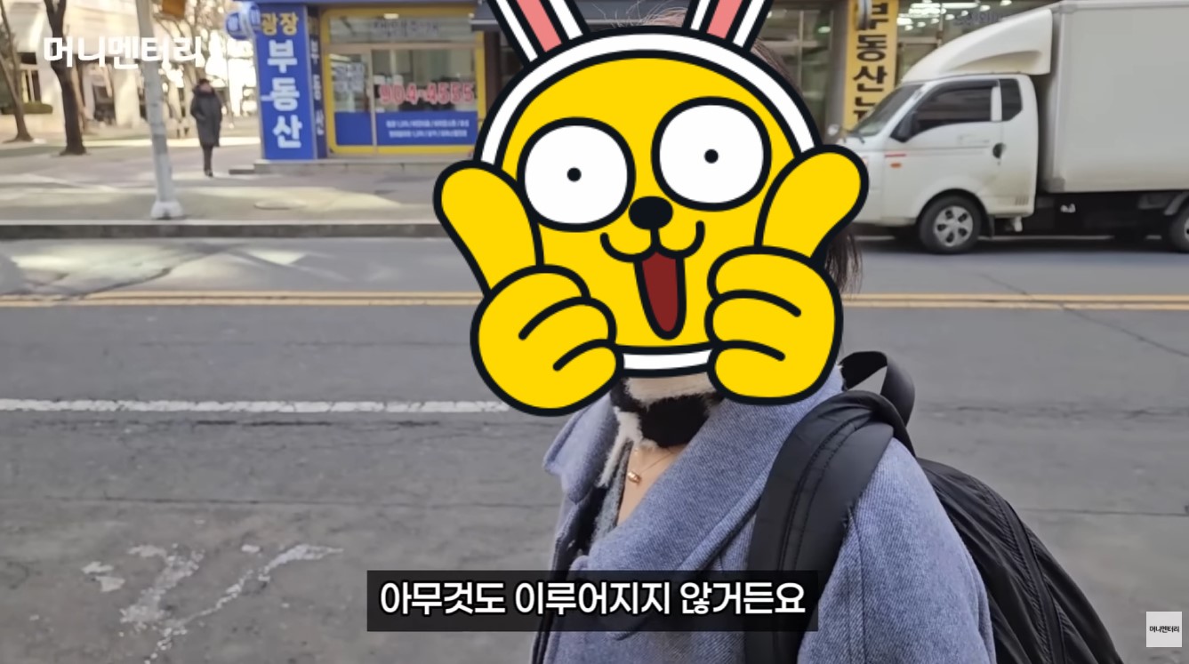 부업 성공의 핵심 요소로 강력한 실행력을 강조하며 인터뷰를 마무리하는 50대 리셀 셀러의 모습.